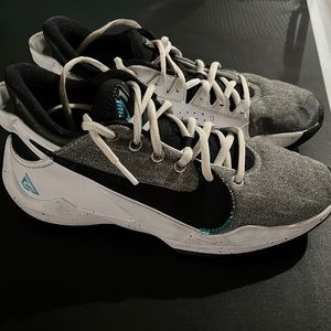 Nike youth 6.5 basketball shoes